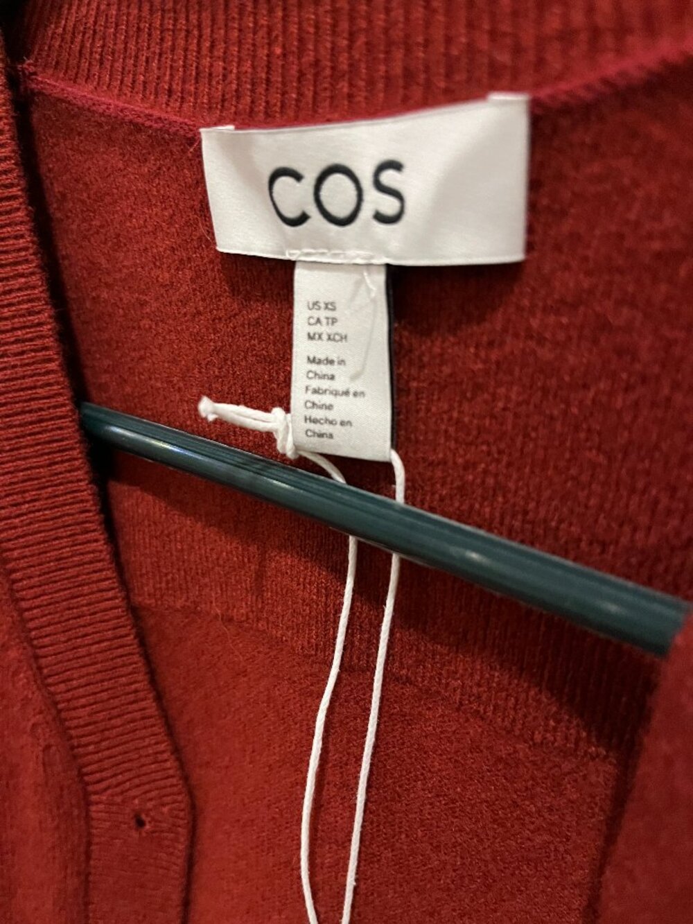 MERINO WOOL V-NECK CARDIGAN MERINO WOOL V-NECK CARDIGAN
